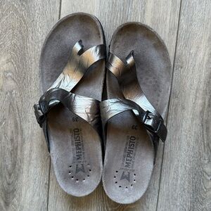 Mephisto Metallic Black Leather Toe-Loop Sandals with Buckle